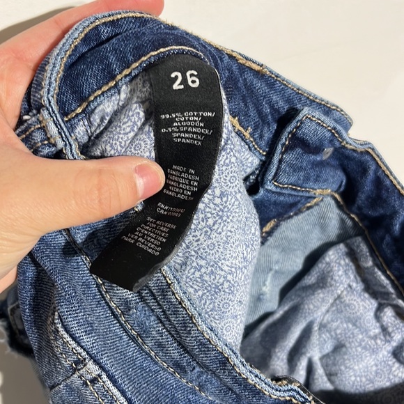 Kendall + Kylie Medium Wash Distressed High Rise Icon Denim Shorts Size 26 - Picture 7 of 7